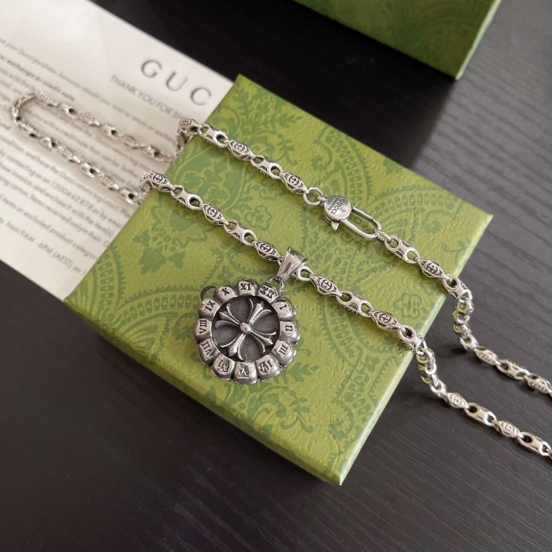 G*u*i necklaces